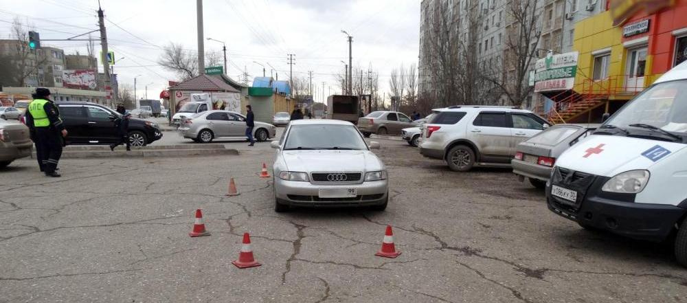 В Астрахани иномарка задним ходом сбила женщину