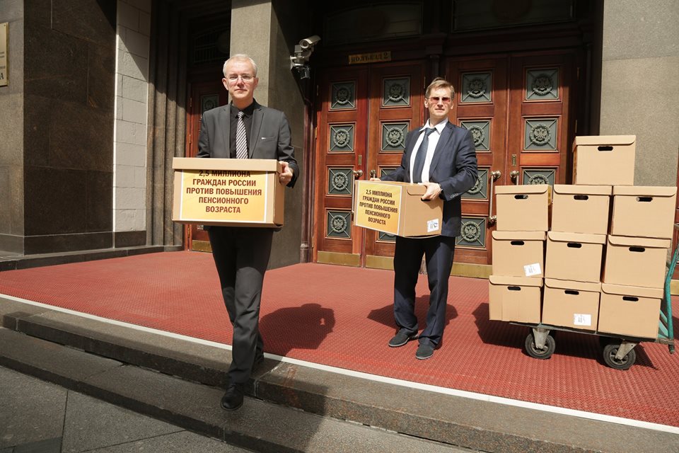Лидер астраханских эсеров отнес в Госдуму 36 коробок с подписями против пенсионной реформы 