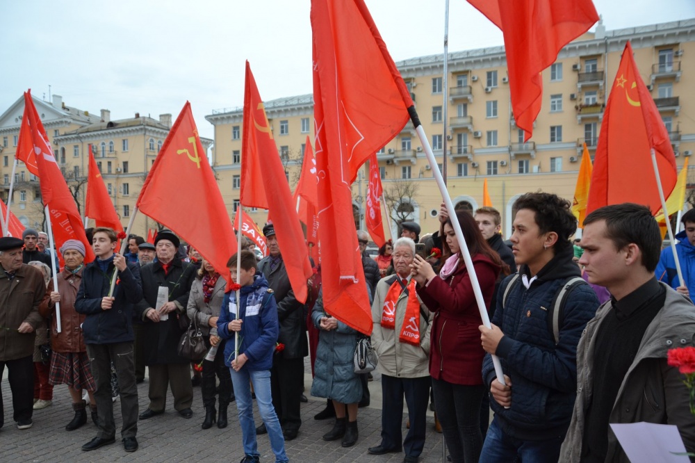 Астраханские коммунисты отпраздновали 101-ую годовщину Великого Октября митингом 