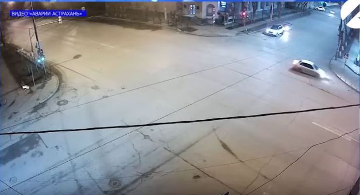 В Астрахани автомобиль проехал по встречке и припарковался на "зебре"