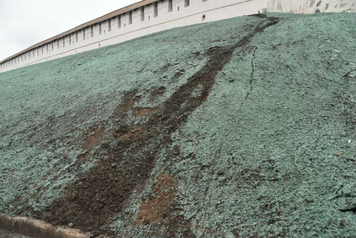 Едва позеленевшие откосы астраханского кремля уже осквернили вандалы