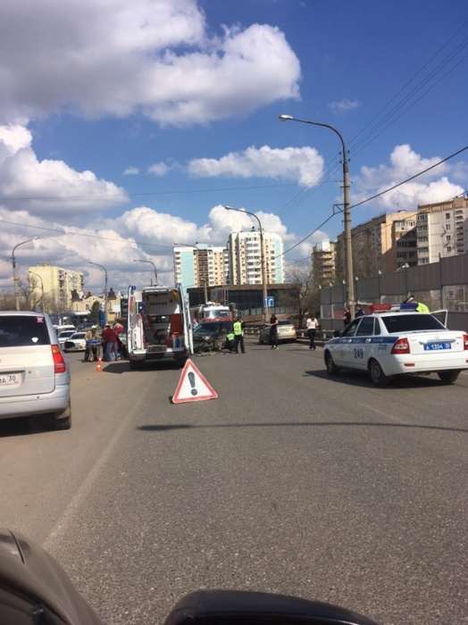 Серьезная тройная авария на путепроводе в Астрахани,есть пострадавшие