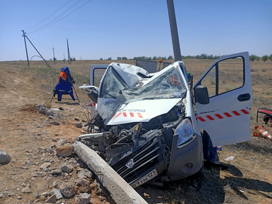 Под Астраханью машину ДорСветСтроя с рабочими расплющило в аварии