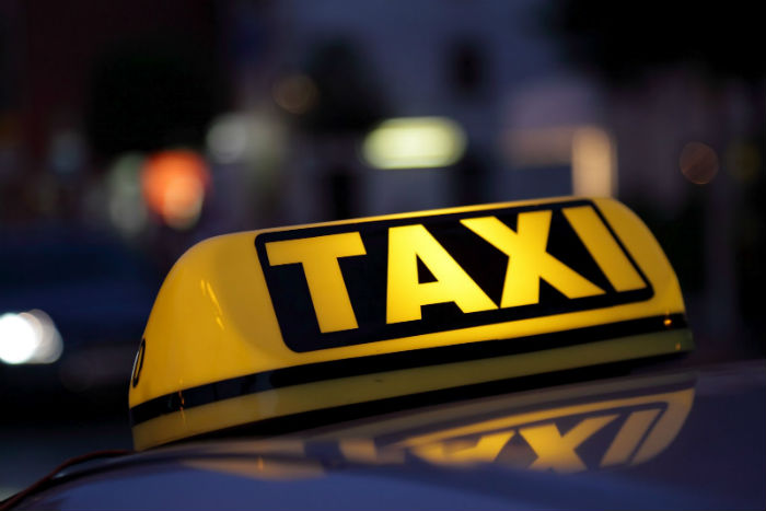 В Астрахани беременная пассажирка такси обчистила водителя