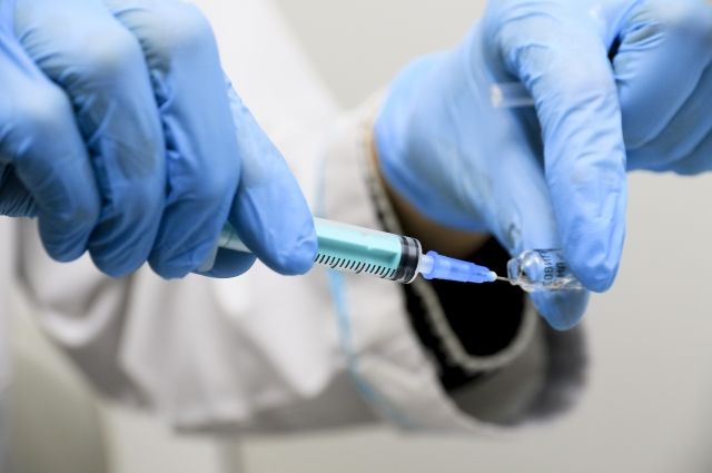 На прививку от коронавируса согласились еще пять астраханских врачей