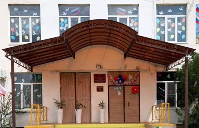 В Астрахани окна домов украсили российскими символами