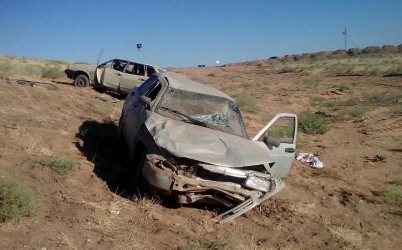 Под Астраханью столкнулись и опрокинулись два автомобиля