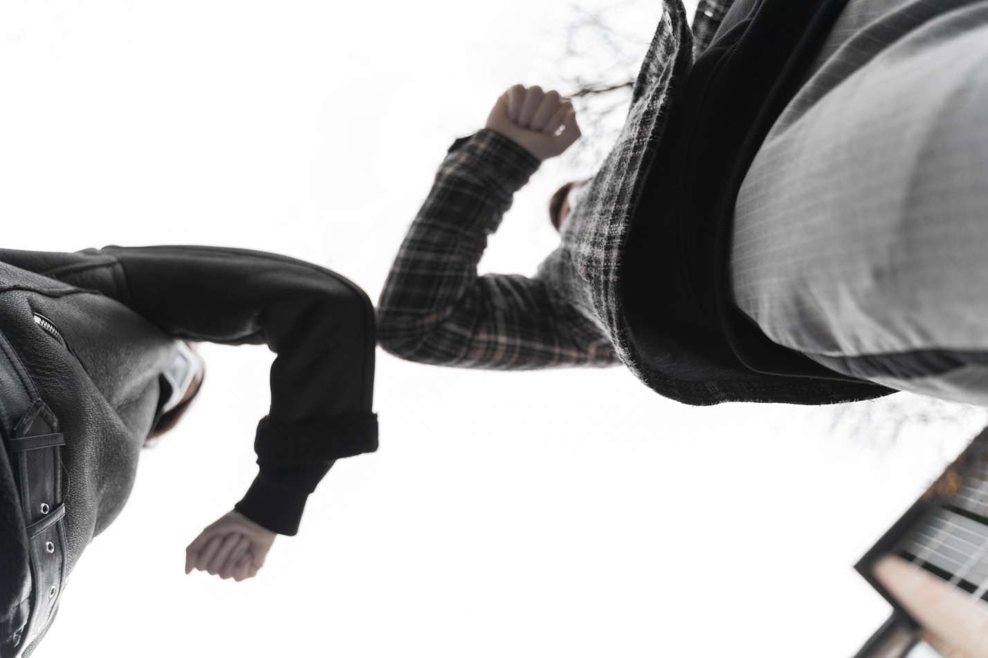 Четверо жителей Оренбургской области похитили астраханца из торгового центра