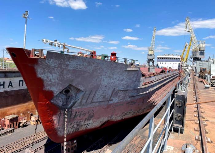 В Астрахани сухогруз подняли в плавучий док АСПО 