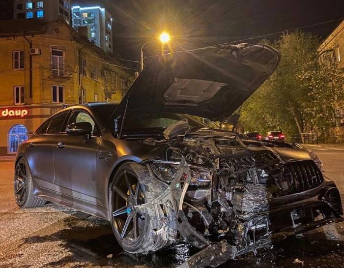 Кадры ДТП с "Мерседесом" в Астрахани: пострадал пассажир