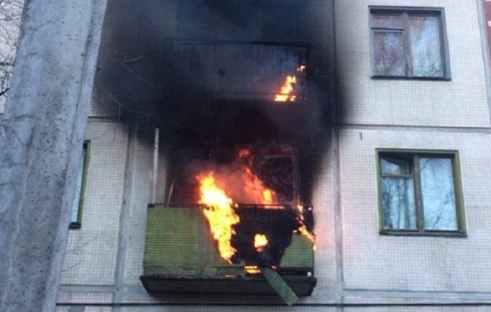 В Астраханской области мужчина угодил в больницу из-за пожара на своем балконе