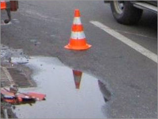 В Астрахани на Новом мосту опрокинулся автомобиль