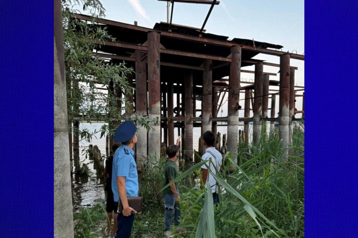 На правобережье Астрахани 14-летняя девочка упала с причала и погибла