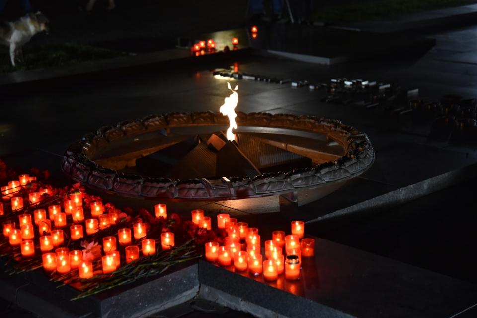 В Астрахани у Вечного огня прошла ночная акция «Свеча памяти» 