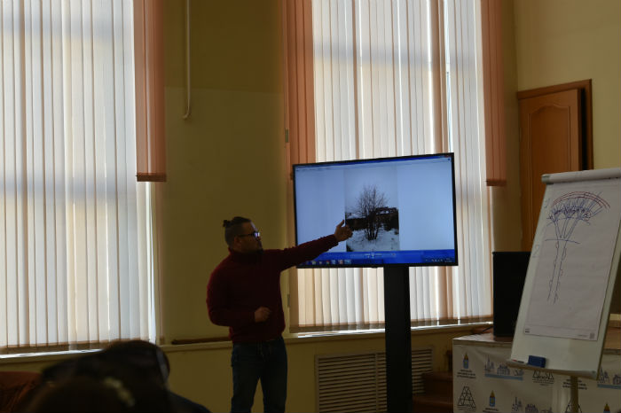 Астраханских коммунальщиков учили правильной опиловке деревьев 