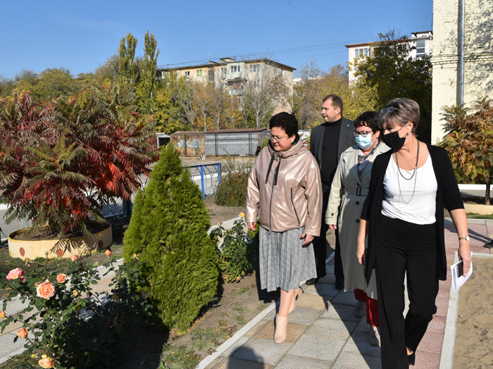 В Астрахани преображаются школьные дворы