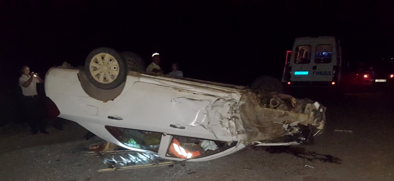 Под Астраханью иномарка с двумя детьми в салоне опрокинулась после столкновения с грузовиком