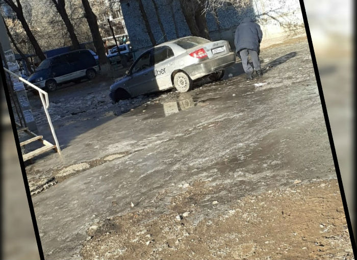 Фото дня: Убер застрял во льдах Астрахани