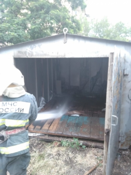 В центре Астрахани из-за курильщика сгорел гараж