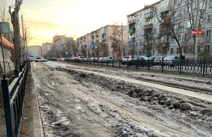 Еще одна машина застряла в астраханских льдах