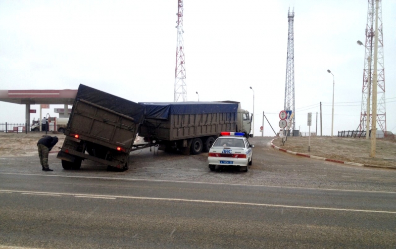 Под Астраханью полиция эвакуировала волгоградский грузовик с завалившимся прицепом