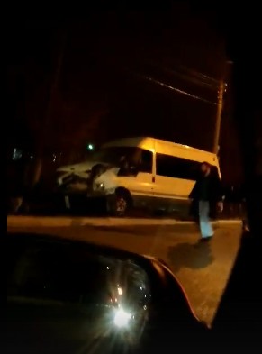 В Астрахани столкнулись маршрутка и иномарка: "морда" Lexus всмятку. Видео