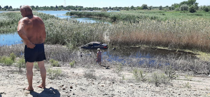 В астраханском селе несколько раз перевернулся "Солярис" и оказался в водоеме 