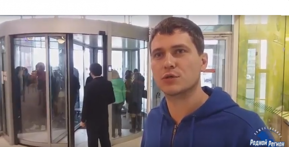 Блогеры рассказали об опасных дверях в одном из торговых центров Астрахани