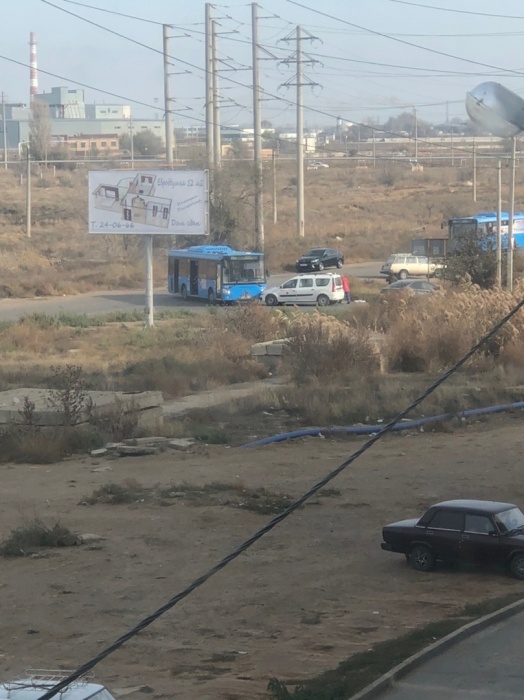 В Астрахани водители автобуса и легковушки засмотрелись на горящую "ГАЗель" и столкнулись: видео