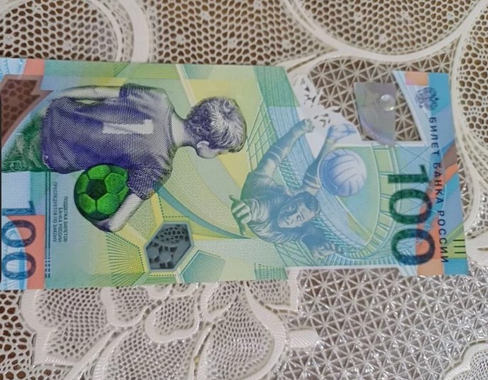 Астраханец продает 100-рублевую банкноту по цене квартиры