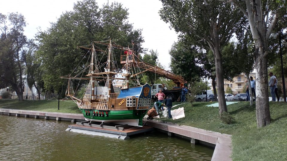 Что стало с кораблем, установленным на Лебедином озере