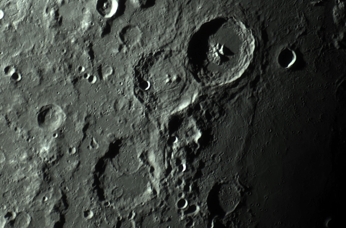 Астраханец заснял кратеры Луны возрастом порядка 3 млрд лет