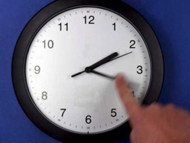 Астраханцы проголосовали за перевод стрелок