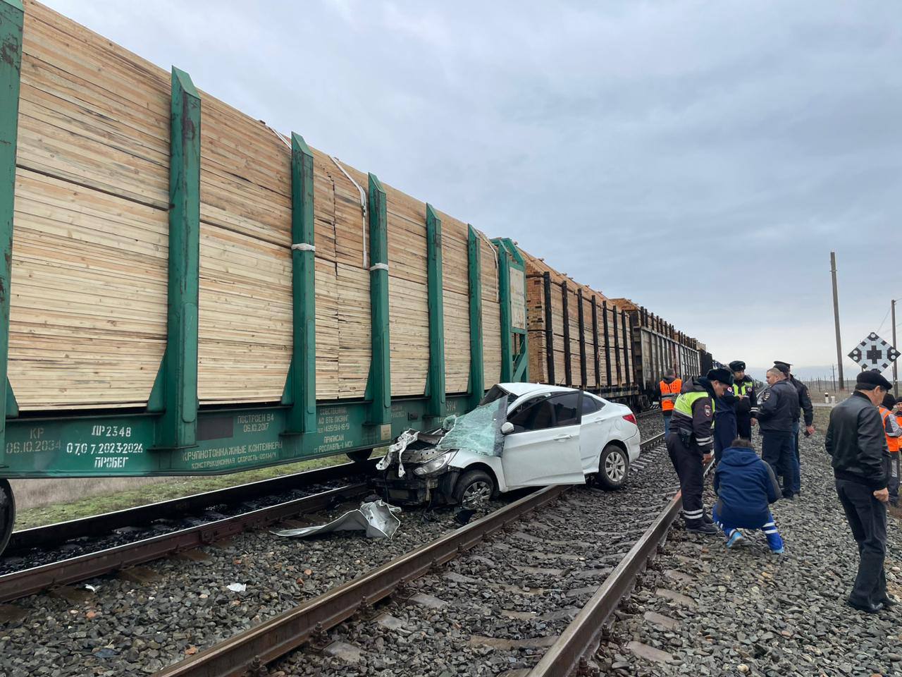 Астраханская полиция назвала причину столкновения поезда и легковушки