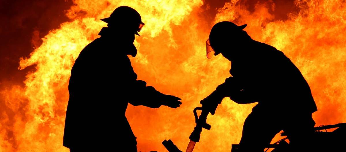 На крупном ночном пожаре в Астраханской области пострадали люди