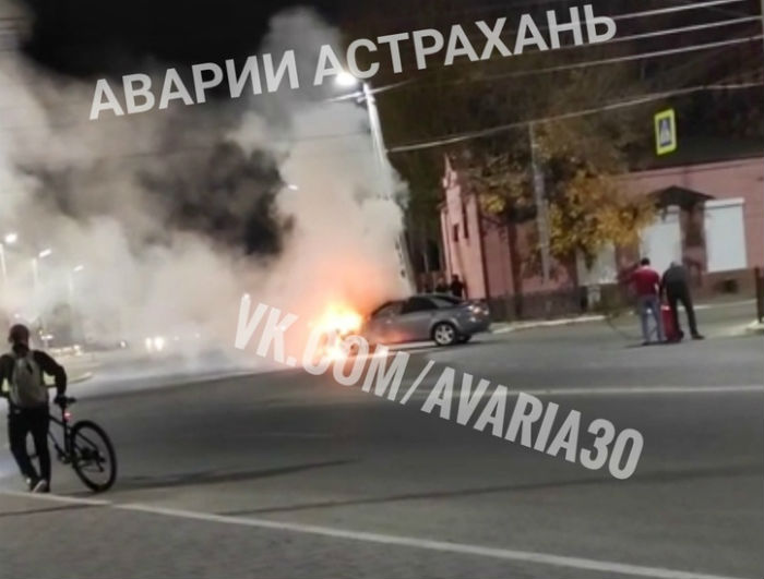 Две пожарные машины тушили загоревшийся автомобиль в Астрахани