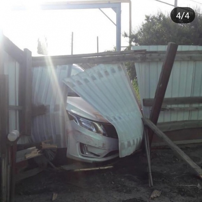 Астраханцы сообщают о пьяном водителе, который протаранил забор частного дома