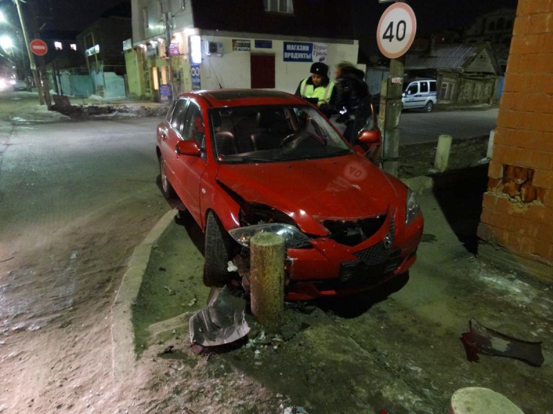 В Астрахани автоледи, пытаясь избежать столкновения с другим авто, въехала в столб на тротуаре