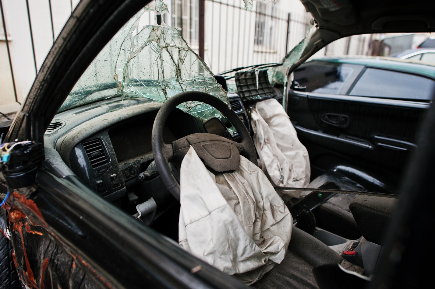 На севере Астраханской области после столкновения со столбом погиб водитель