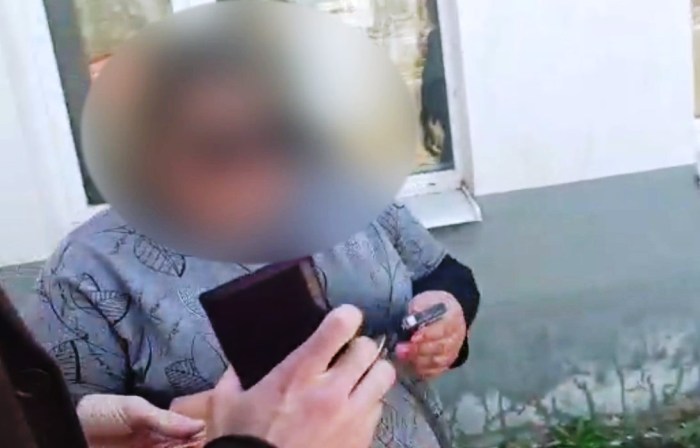 В Астрахани прямо на улице задержали 53-летнюю накрозакладчицу