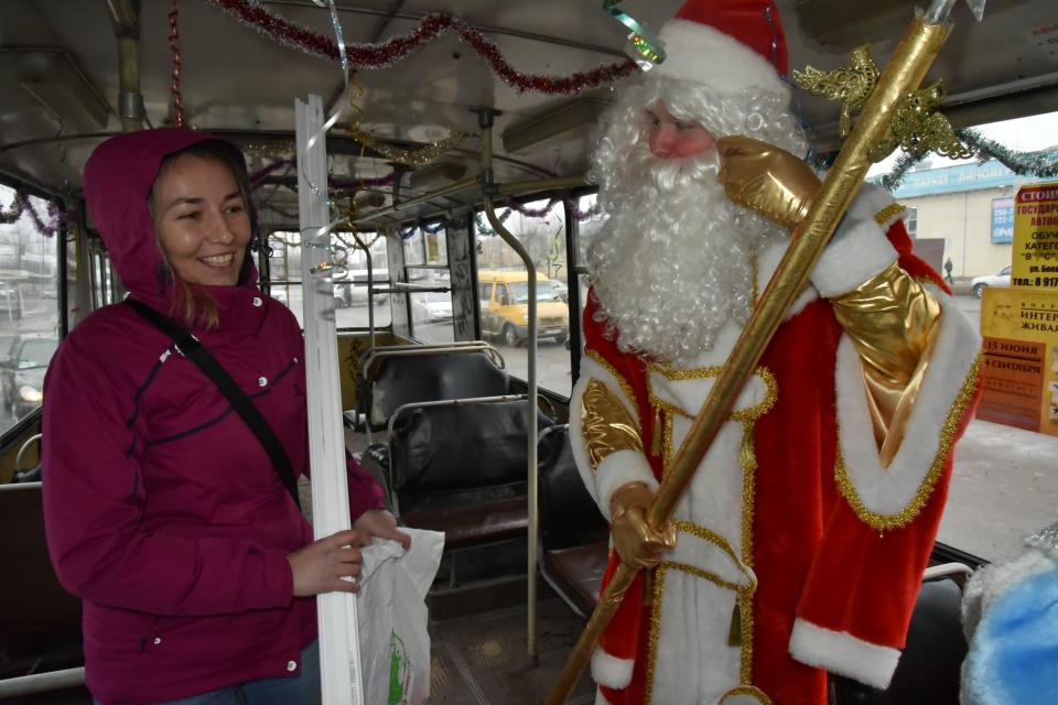 По Астрахани проехал троллейбус с Дедом Морозом и Снегурочкой