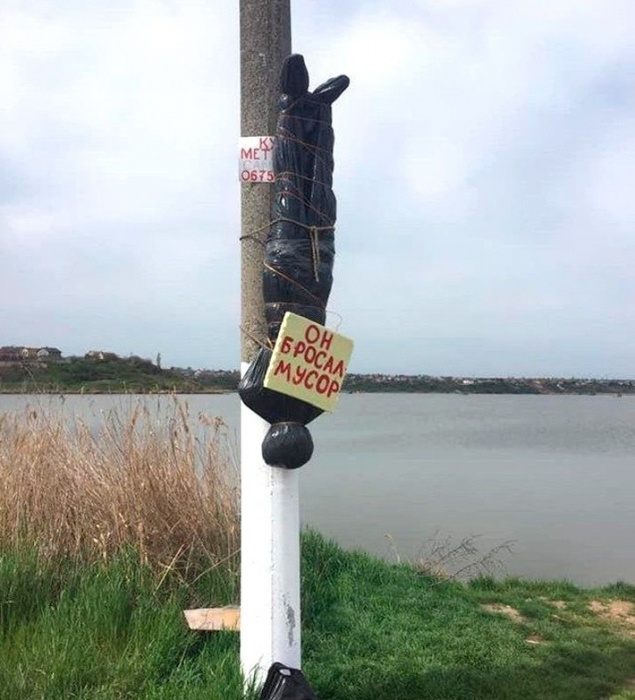 Фото дня: выкинул мусор на природе - будешь привязан к позорному столбу