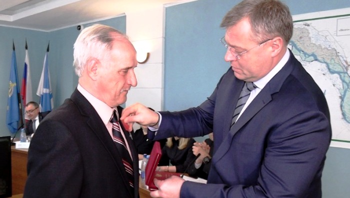 Астраханский губернатор вручил государственные награды группе авиаспециалистов из Ахтубинска