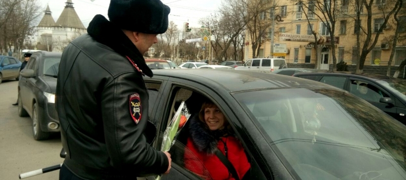 На астраханских дорогах дежурит "цветочный патруль"