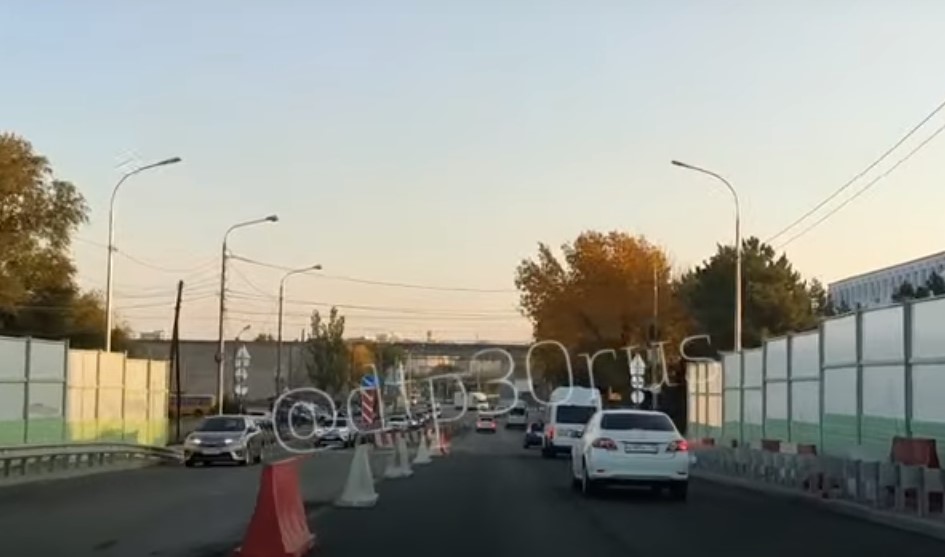 Рано обрадовались: движение на Милицейском мосту в Астрахани вновь только по двум полосам