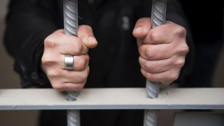 В Астрахани заключенный чуть не прибил сотрудника тюрьмы табуретками