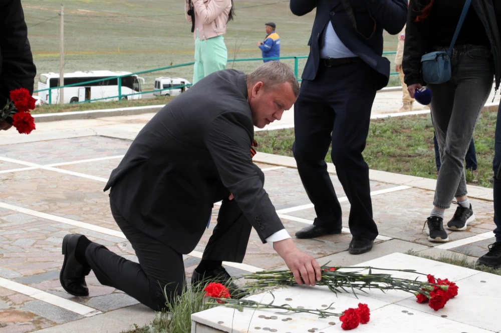 Сергей Морозов принял участие в траурном митинге у Мемориала Славы воинам 28-й Армии в посёлке Хулхута 