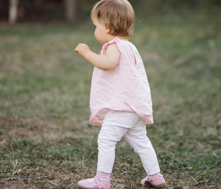 Под Астраханью 2-летняя девочка ушла через открытую калитку из детсада и подверглась нападению собак