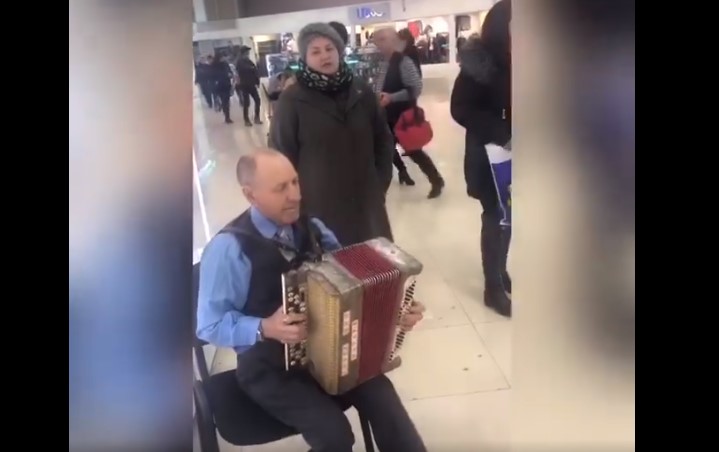 В астраханском торговом центре раздавался звон баяна Жириновского