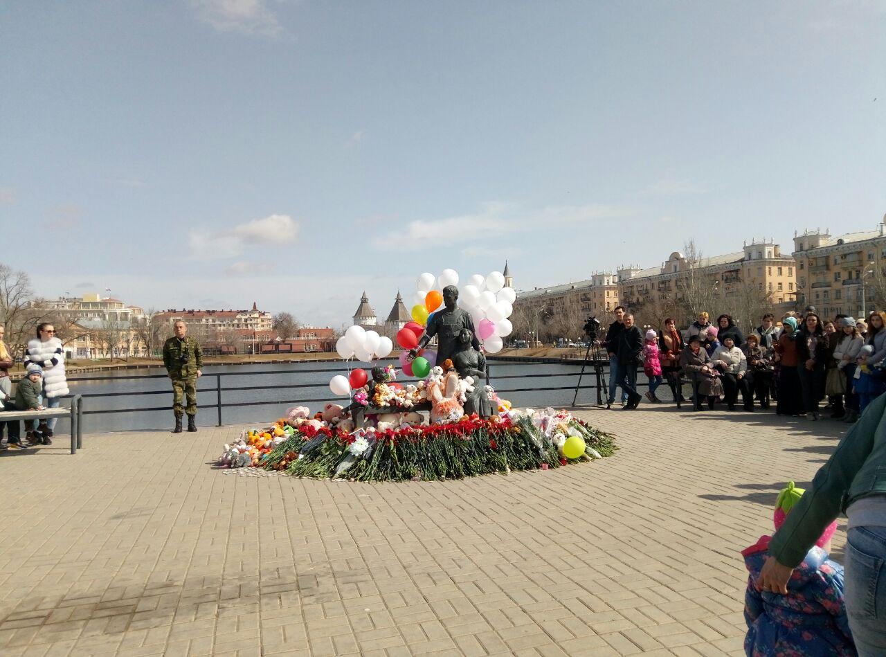 Астраханцы, пришедшие на митинг в поддержку Кемерово, не смогли сдержать слез